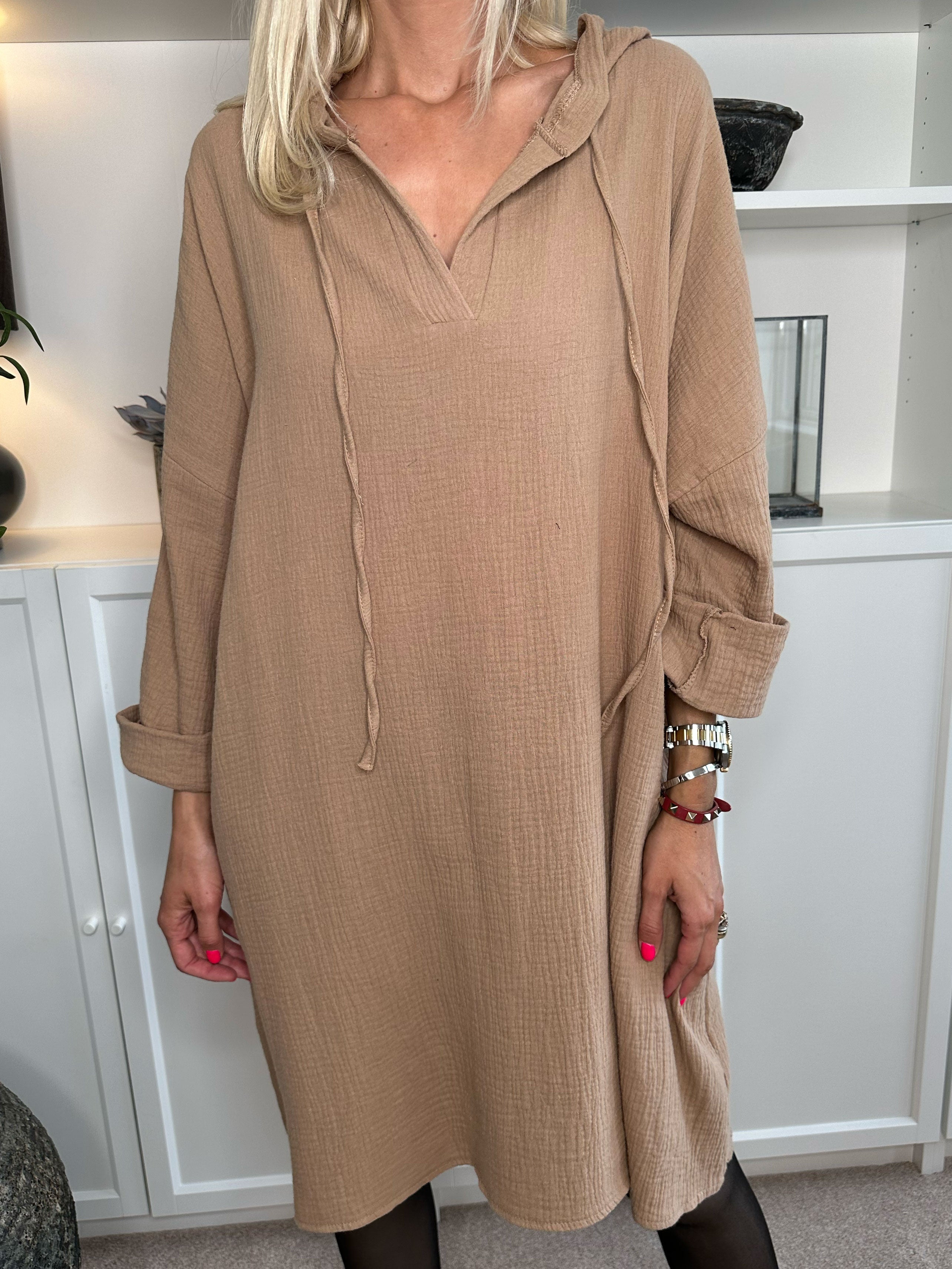 Anicha - Mjuk klänning i bomull med keps